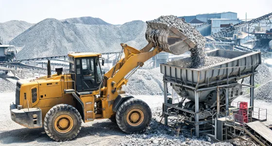 Wheel loader charging aggregate hopper